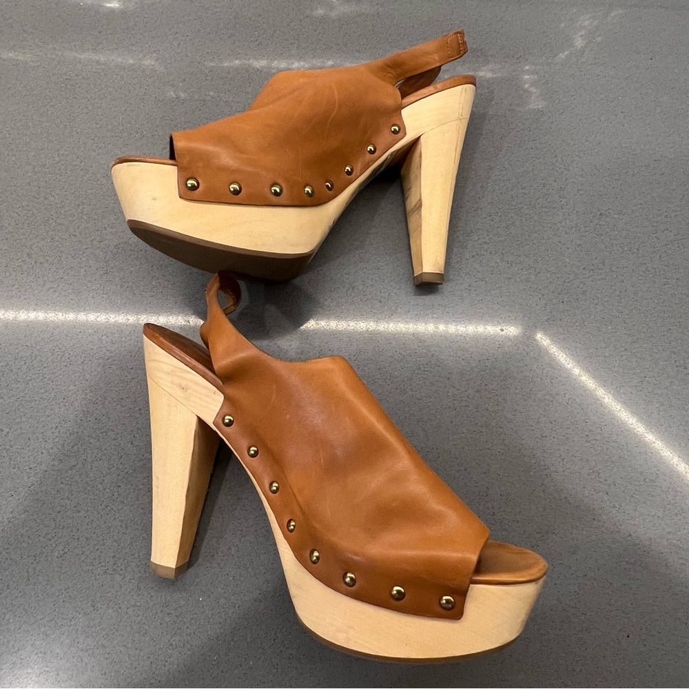 VIA SPIGA ~ Brown Astro Wood Platform Leather Heels
Size:10
! Some heel damage